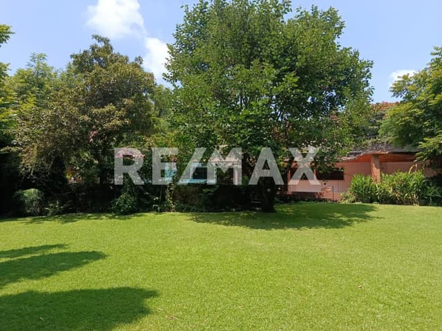 Gran oportunidad de inversión en terreno con casa para remodelar, Lomas de Jiutepec, Jiutepec, Morelos...Clave 5828