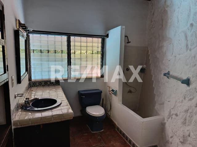 Gran oportunidad de inversión en terreno con casa para remodelar, Lomas de Jiutepec, Jiutepec, Morelos...Clave 5828