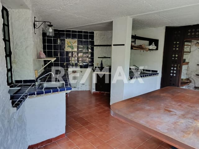 Gran oportunidad de inversión en terreno con casa para remodelar, Lomas de Jiutepec, Jiutepec, Morelos...Clave 5828