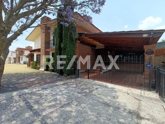 Casa en Condominio de 460 m2 en Zona Dorada de Metepec, cerca de Galerías y Pueblo Mágico