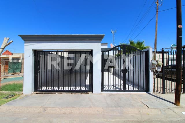 Se renta casa amueblada, de dos niveles ubicada en AV. Valle del Mezquital, fraccionamiento Villa Bonita Mexicali B.C. cercana a Blvd. Lázaro Cárdenas, Bldv. Carranza y carretera San Luis.