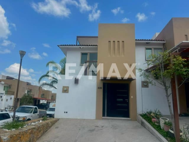 Casa en venta en Av. Candiles, en Cumbres del Campestre sobre Av. Chabacano.