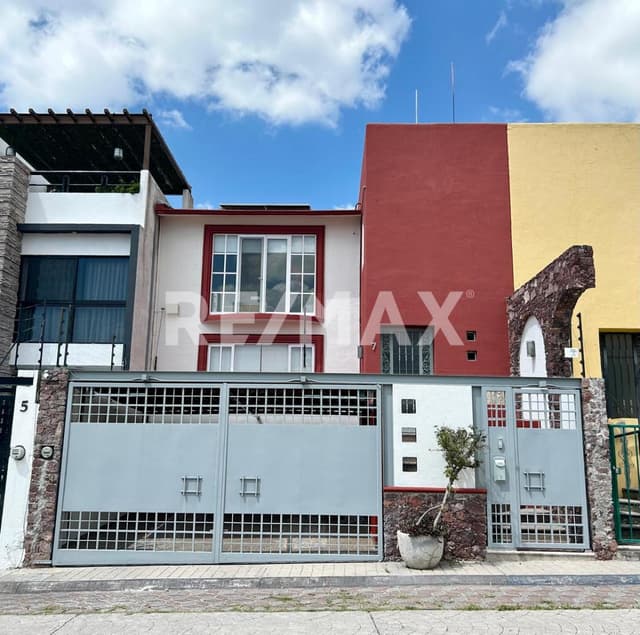 RENTA CASA AMUEBLADA MILENIO III - UBICACION PREMIUM Y AUTOSUSTENTABLE