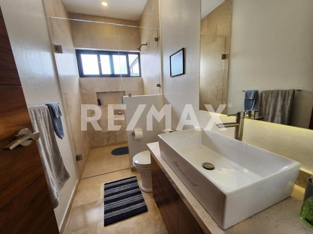 Casa en Venta en Residencial Vista Real, Querétaro, con jardín amplio