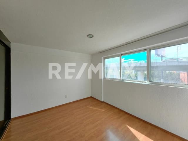 CERCA DE LA PLAZA DE TOROS