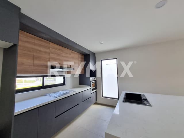 CASA EN ESQUINA CON DOBLE FRENTE 