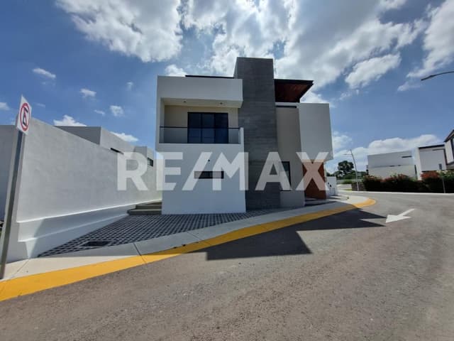 CASA EN ESQUINA CON DOBLE FRENTE 