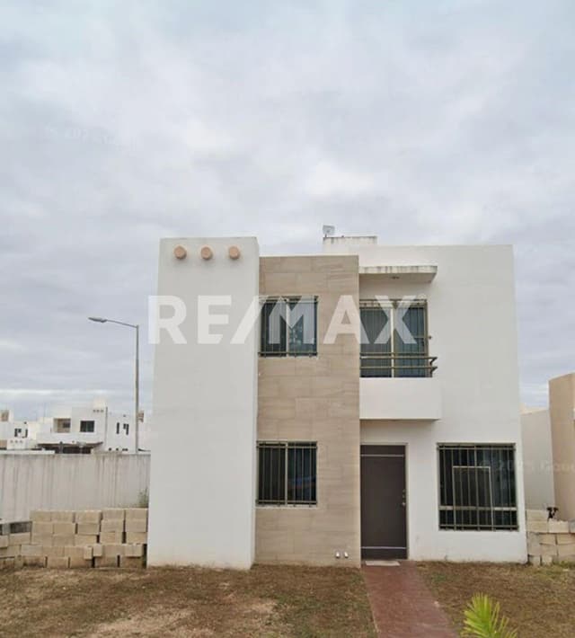 Casa en renta en Fracc los Héroes Mérida en esquina