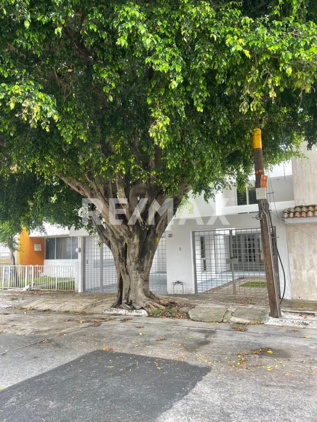 Gran Oportunidad! Casa en venta Amplia para Remodelar en Col. Jardines del Sol