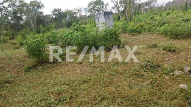 Amplio terreno a pie de carretera en Dzununcan