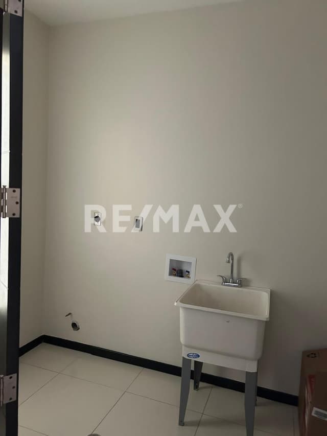 CASA EN RENTA EN AUREA RESIDENCIAL