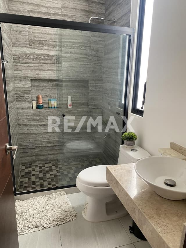 RENTA de TH amueblado y equipado dentro del periférico