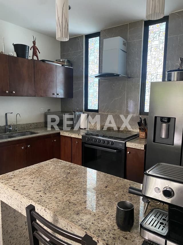 RENTA de TH amueblado y equipado dentro del periférico