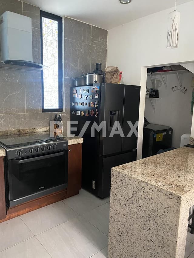 RENTA de TH amueblado y equipado dentro del periférico