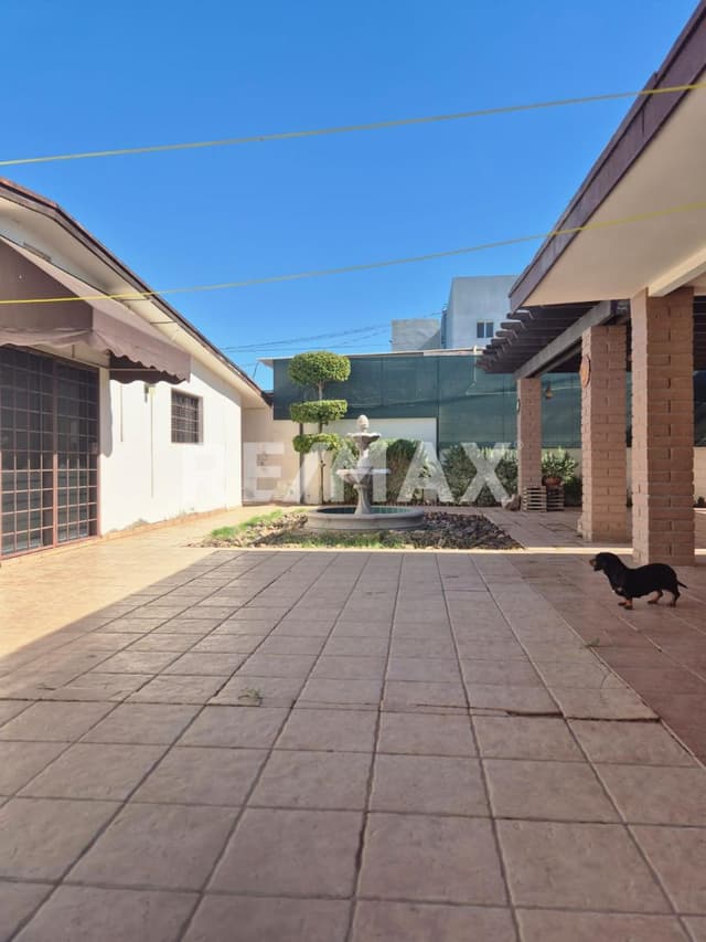 SE VENDE CASA EN VILLAFONTANA.