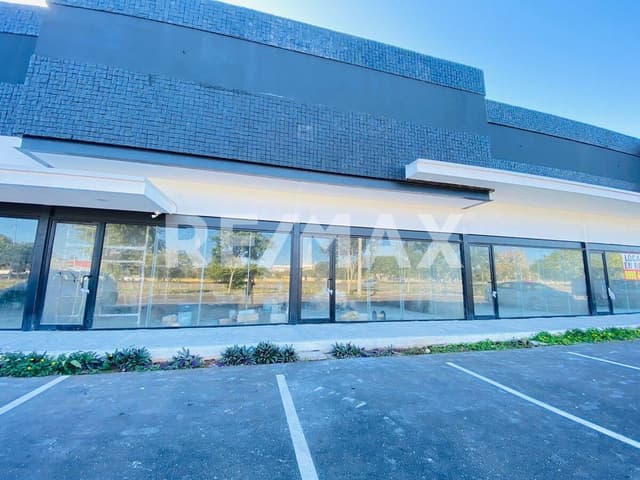 Local Comercial en renta - Plaza lateral periférico al poniente de Mérida.