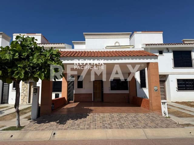 CASA EN VENTA EN AZUL MARINO