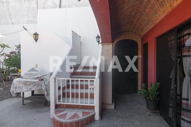 Casa en esquina a pasos del Malecón – H. Colegio Militar 315 