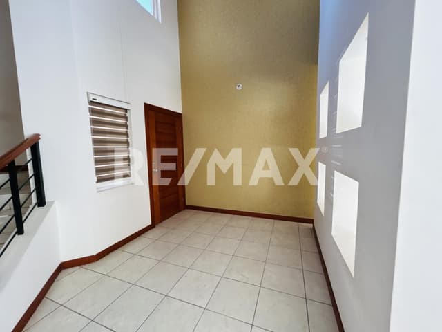 CASA EN RENTA - VALLE ESCONDIDO