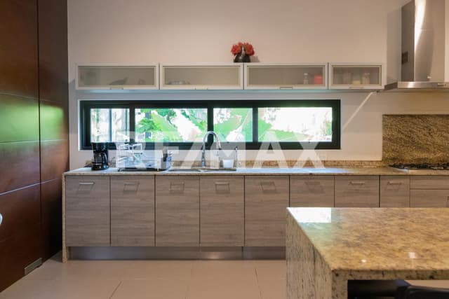 Casa en venta 4 recámaras, alberca y amplio terreno en RESIDENCIAL DEL MAYAB Tem