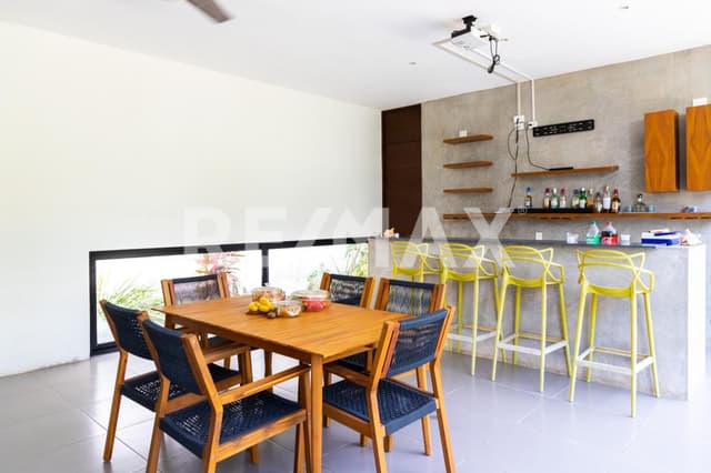 Casa en venta 4 recámaras, alberca y amplio terreno en RESIDENCIAL DEL MAYAB Tem