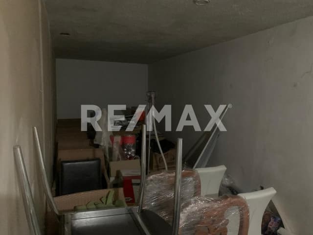 Venta de oficinas, bodegas con un amplio patio de maniobras.