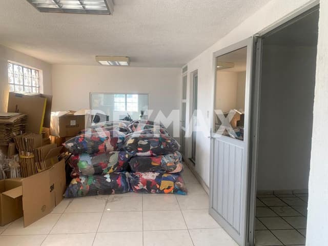 Venta de oficinas, bodegas con un amplio patio de maniobras.