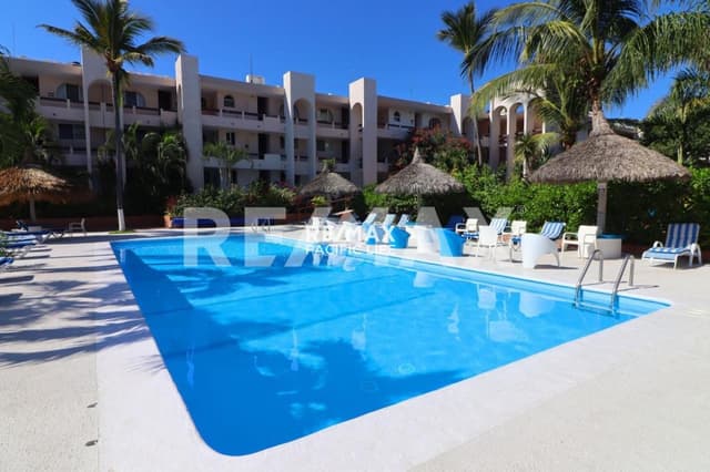 CONDOMINIO EN VENTA EN PLAYA ESCONDIDA