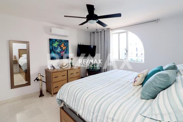 CONDOMINIO EN VENTA EN PLAYA ESCONDIDA