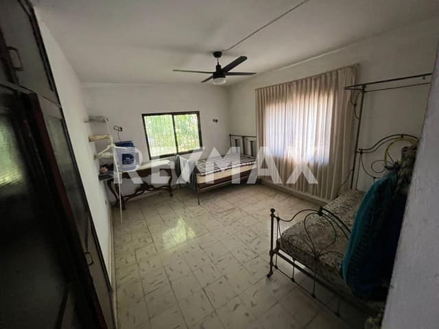 Casa en esquina sobre avenida