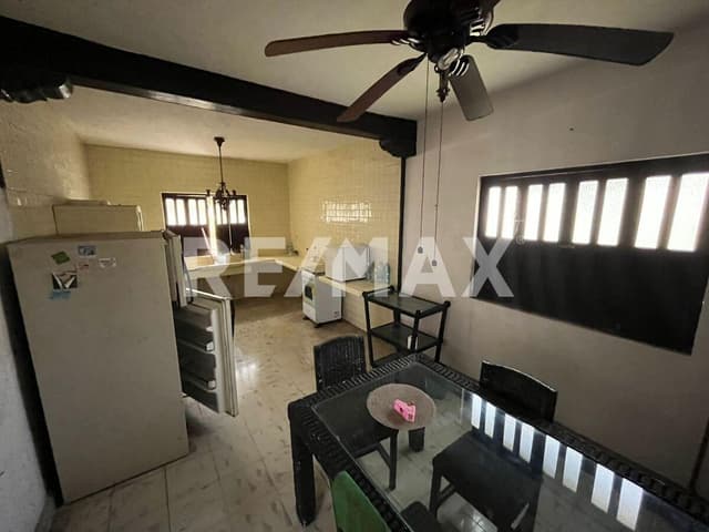 Casa en esquina sobre avenida