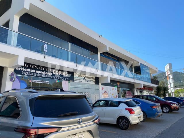 Local en Plaza Comercial en El Uro Monterrey Zona sur