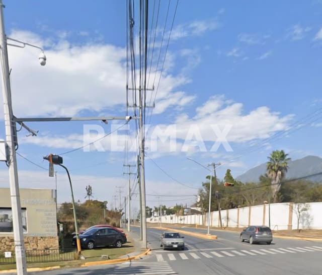 Local en Plaza Comercial en El Uro Monterrey Zona sur