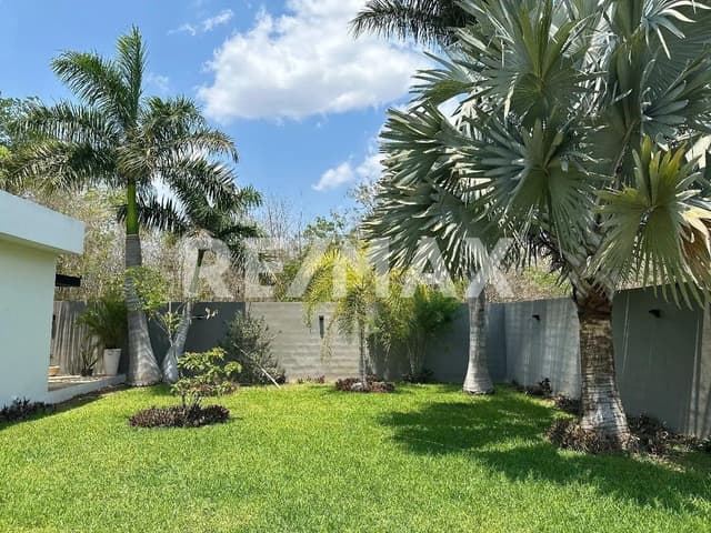 SE VENDE RESIDENCIA DE 1 PISO EN LA REJOYADA