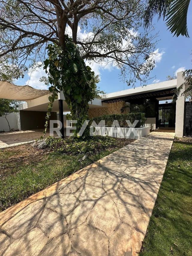 SE VENDE RESIDENCIA DE 1 PISO EN LA REJOYADA