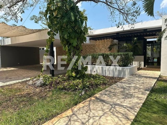 SE VENDE RESIDENCIA DE 1 PISO EN LA REJOYADA