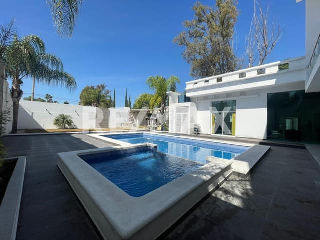 CASA EN VENTA JURICA