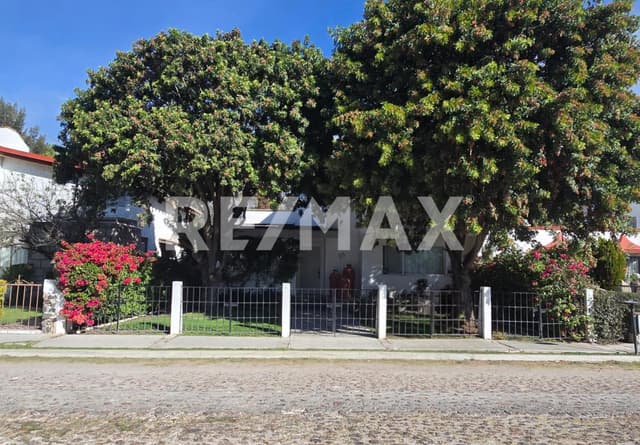 CASA EN VENTA CLUB DE GOLF TEQUISQUIAPAN CON VISTA AL CAMPO