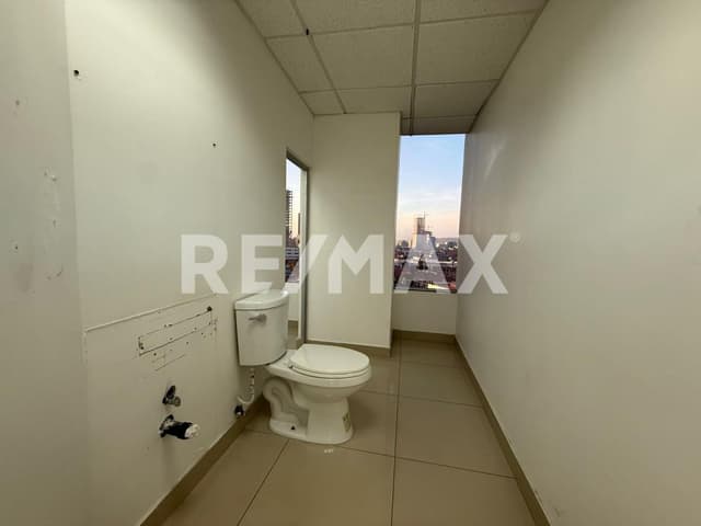 OFICINA EN RENTA DE 109.5 M2, EN BLVD. AGUA CALIENTE, TIJUANA.