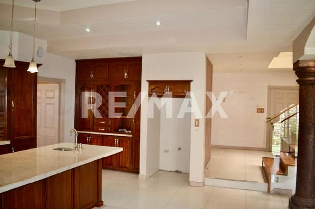 CASA EN RENTA EN CERRADA DEL SOL I