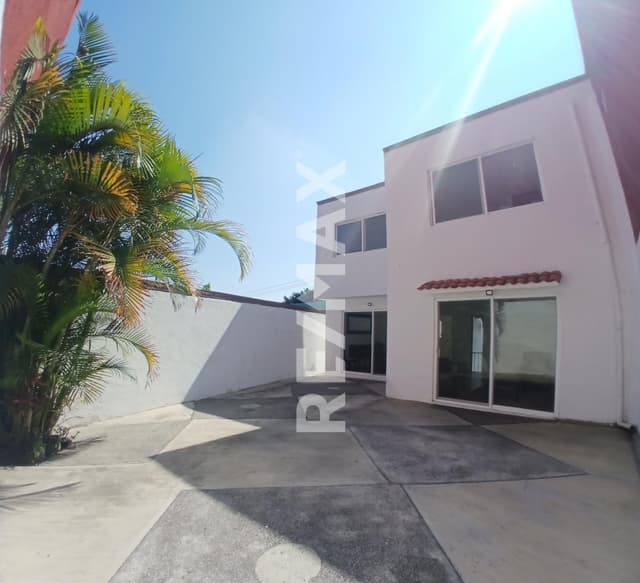 Venta de casa en el norte de Cuernavaca, Col. Lomas de Ahuatlán...Clave 6044
