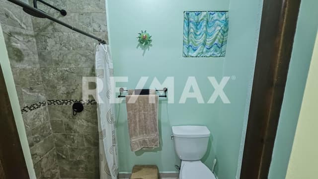 CONDO 2 RECS AMUEBLADO Y EQUIPADO. Planta baja con patio. Elevador y jacuzzi.