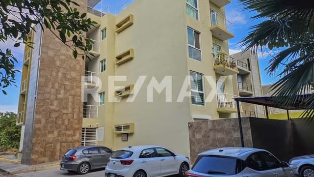 CONDO 2 RECS AMUEBLADO Y EQUIPADO. Planta baja con patio. Elevador y jacuzzi.