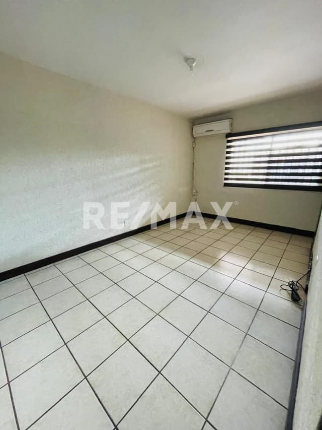 CASA EN VENTA CON ALBERCA EN ZONA CENTRICA FRACC PERLA