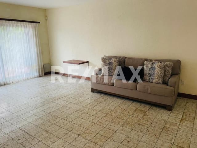 CASA EN VENTA CON ALBERCA EN ZONA CENTRICA FRACC PERLA