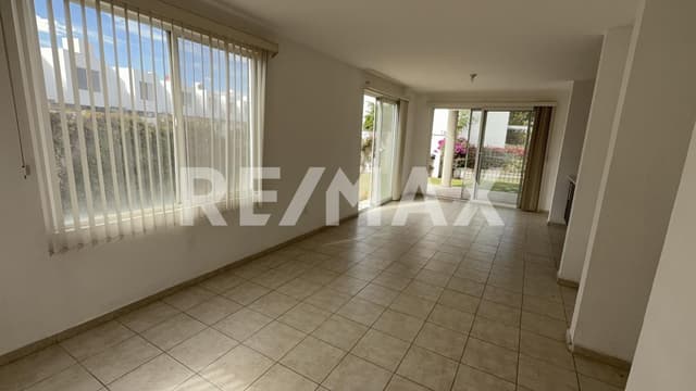 Venta de  Casa Con Terreno Excedente en condominio Colibrí  