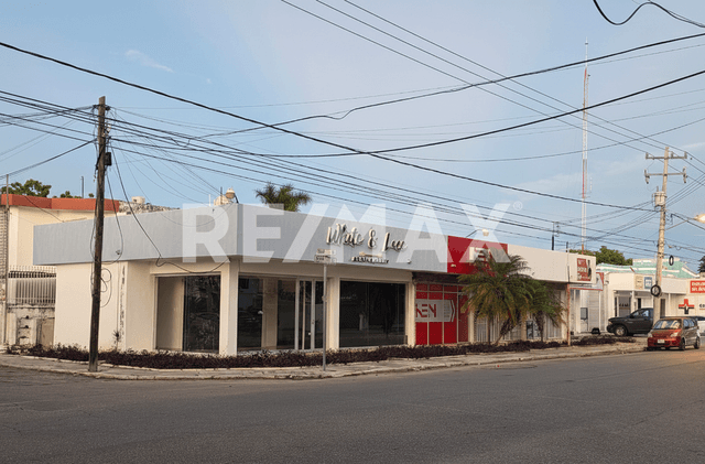 Local sobre calle principal y a 2 calles de avenida