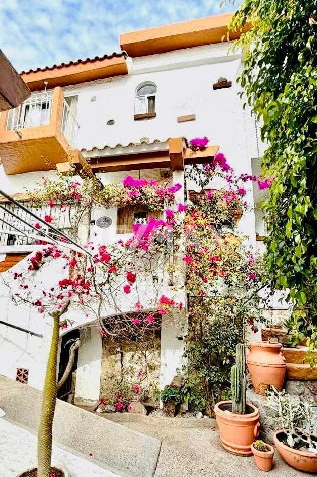 Venta de propiedad con 2 casas y 3 loft, Col. Provincias de Canadá, Cuernavaca, Morelos...Clave 6064