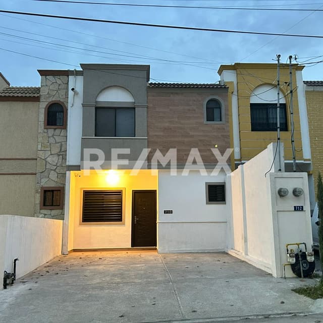 CASA EN VENTA REAL DE CUMBRES MONTERREY RECIEN REMODELADA