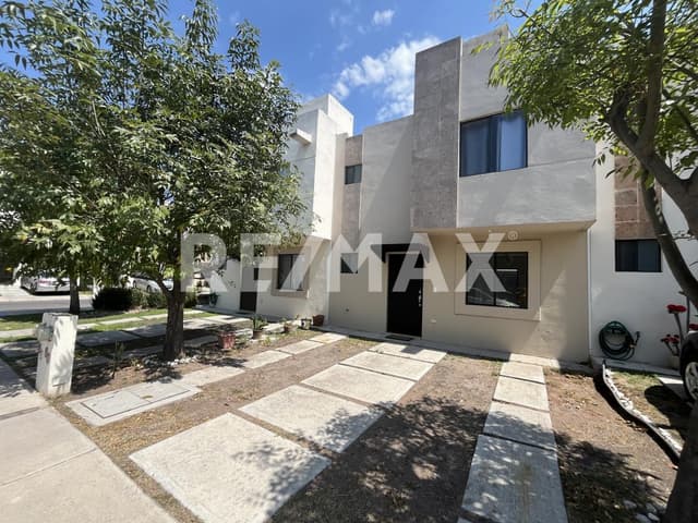 CASA EN RENTA EN RINCONES DEL MARQUÉS 